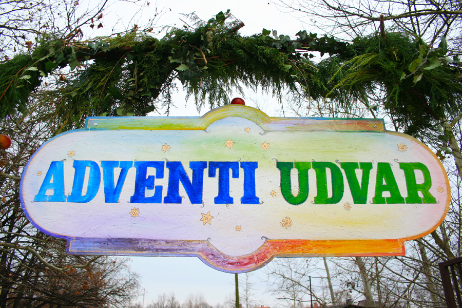 Adventi udvar képekben