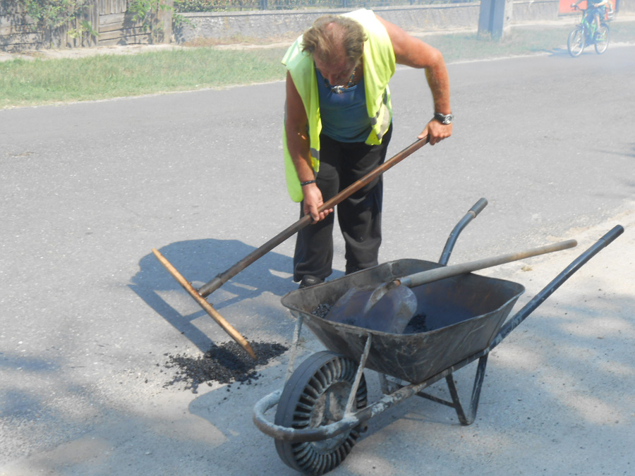 Megkezdődött a kátyúzás