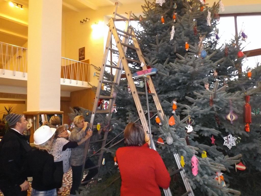 Feldíszítették a falu karácsonyfáját