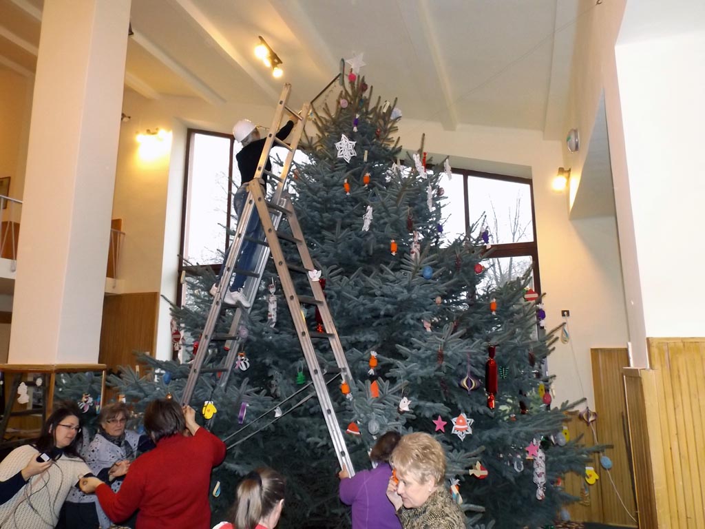 Feldíszítették a falu karácsonyfáját