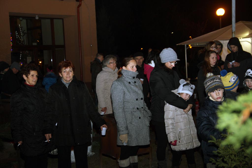 Feldíszítették a falu karácsonyfáját