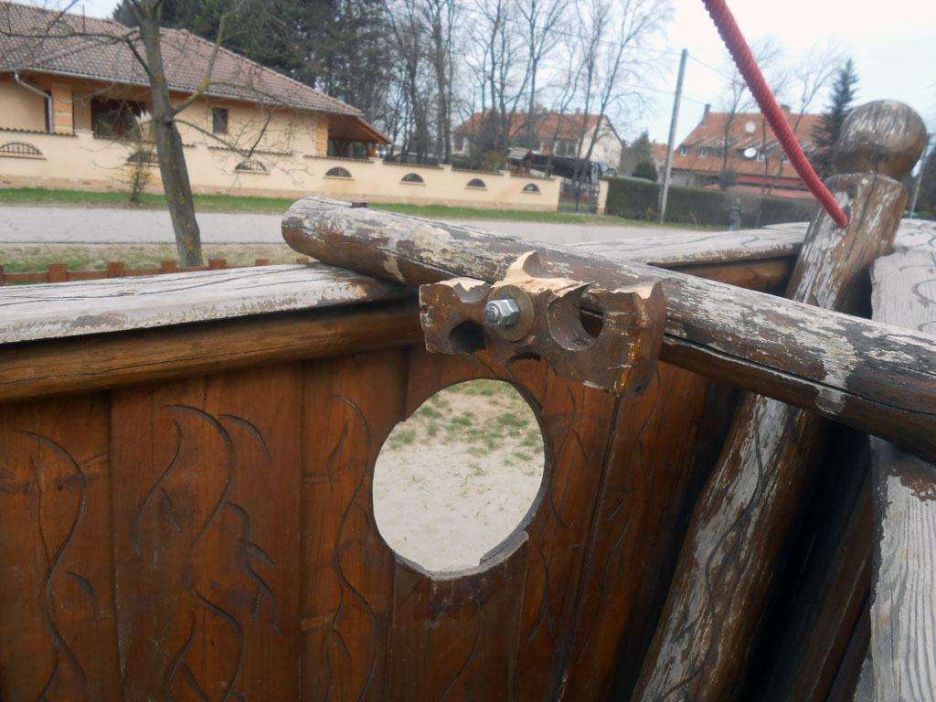 Rongálás a játszótéren